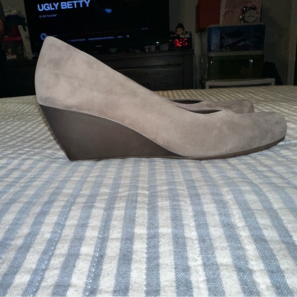 CLARKS Bassett Mine Leather Suede Slip On Wedge Pump Sz 9.5 Taupe - Picture 6 of 14